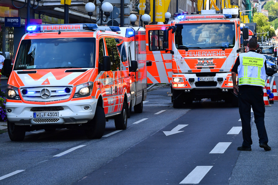Die Feuerwehr Wiesbaden und der städtische Rettungsdienst blicken auf einen erneut extrem einsatzreichen Dienstag zurück. Das hohe Aufkommen der letzten Tage setzte sich unvermindert fort und forderte die Einsatzkräfte über das gesamte Stadtgebiet hinweg. Innerhalb von 24 Stunden wurde ein breites Spektrum an Notfällen abgedeckt, das die Vielseitigkeit des Feuerwehralltags eindrücklich widerspiegelt.