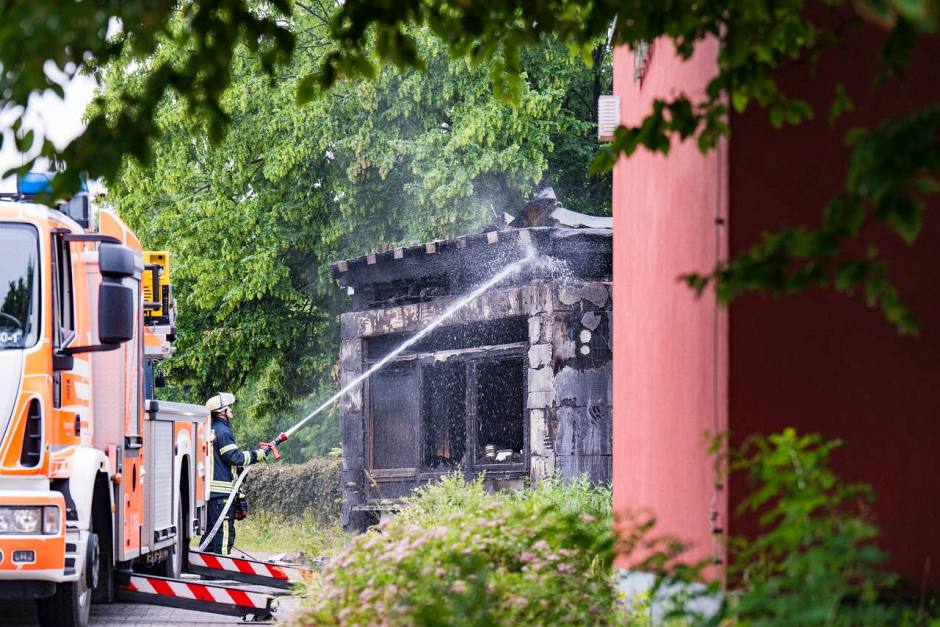 Eine Großküche stand am Sonntagmorgen in Wiesbaden-Biebrich in Flammen – der Vollbrand drohte sich rasend schnell auf das gesamte Gebäude auszubreiten. Nur durch den schnellen und massiven Einsatz der Wiesbadener Feuerwehr konnte ein Übergreifen auf benachbarte Gebäudeteile verhindert werden.