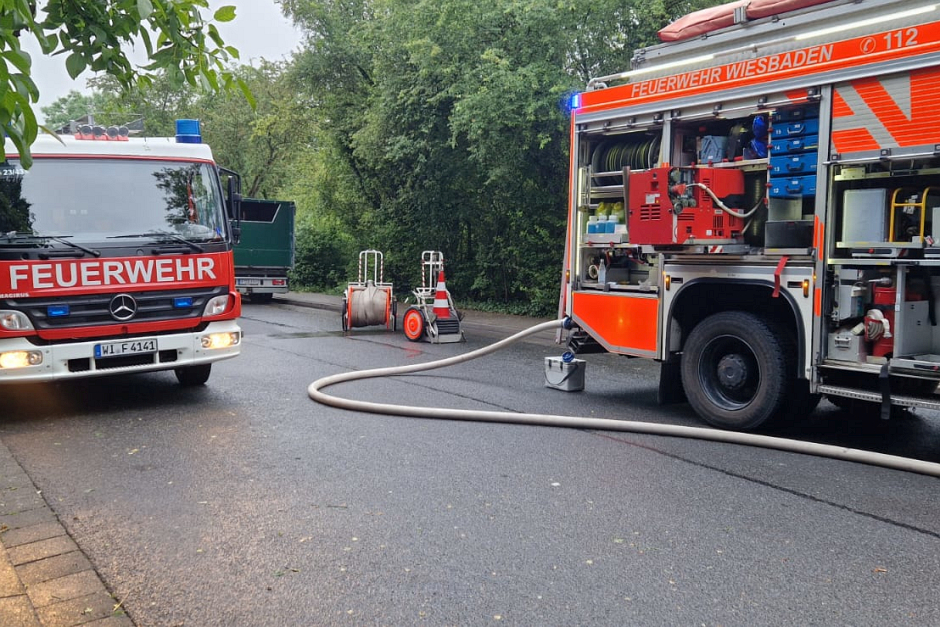 Eine Großküche stand am Sonntagmorgen in Wiesbaden-Biebrich in Flammen – der Vollbrand drohte sich rasend schnell auf das gesamte Gebäude auszubreiten. Nur durch den schnellen und massiven Einsatz der Wiesbadener Feuerwehr konnte ein Übergreifen auf benachbarte Gebäudeteile verhindert werden.