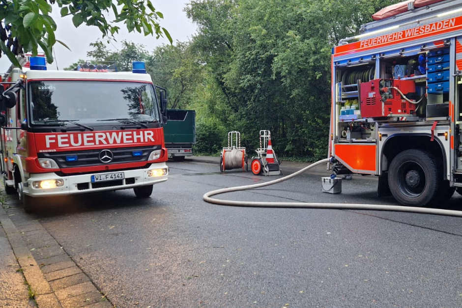 Eine Großküche stand am Sonntagmorgen in Wiesbaden-Biebrich in Flammen – der Vollbrand drohte sich rasend schnell auf das gesamte Gebäude auszubreiten. Nur durch den schnellen und massiven Einsatz der Wiesbadener Feuerwehr konnte ein Übergreifen auf benachbarte Gebäudeteile verhindert werden.