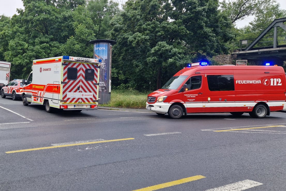 Eine Großküche stand am Sonntagmorgen in Wiesbaden-Biebrich in Flammen – der Vollbrand drohte sich rasend schnell auf das gesamte Gebäude auszubreiten. Nur durch den schnellen und massiven Einsatz der Wiesbadener Feuerwehr konnte ein Übergreifen auf benachbarte Gebäudeteile verhindert werden.