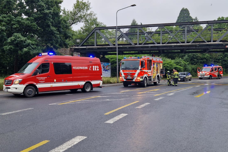 Eine Großküche stand am Sonntagmorgen in Wiesbaden-Biebrich in Flammen – der Vollbrand drohte sich rasend schnell auf das gesamte Gebäude auszubreiten. Nur durch den schnellen und massiven Einsatz der Wiesbadener Feuerwehr konnte ein Übergreifen auf benachbarte Gebäudeteile verhindert werden.