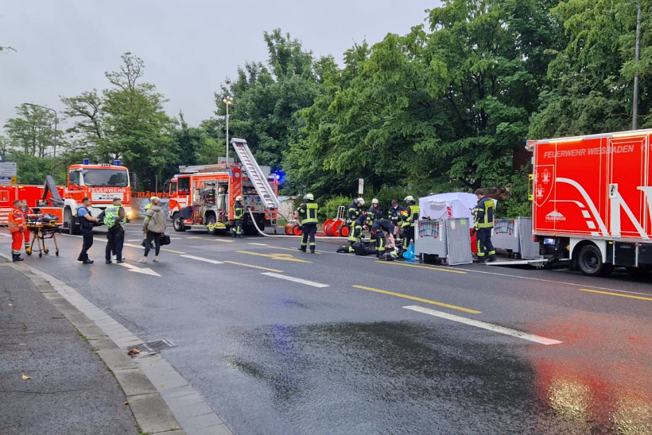 Eine Großküche stand am Sonntagmorgen in Wiesbaden-Biebrich in Flammen – der Vollbrand drohte sich rasend schnell auf das gesamte Gebäude auszubreiten. Nur durch den schnellen und massiven Einsatz der Wiesbadener Feuerwehr konnte ein Übergreifen auf benachbarte Gebäudeteile verhindert werden.