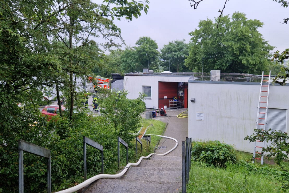 Eine Großküche stand am Sonntagmorgen in Wiesbaden-Biebrich in Flammen – der Vollbrand drohte sich rasend schnell auf das gesamte Gebäude auszubreiten. Nur durch den schnellen und massiven Einsatz der Wiesbadener Feuerwehr konnte ein Übergreifen auf benachbarte Gebäudeteile verhindert werden.