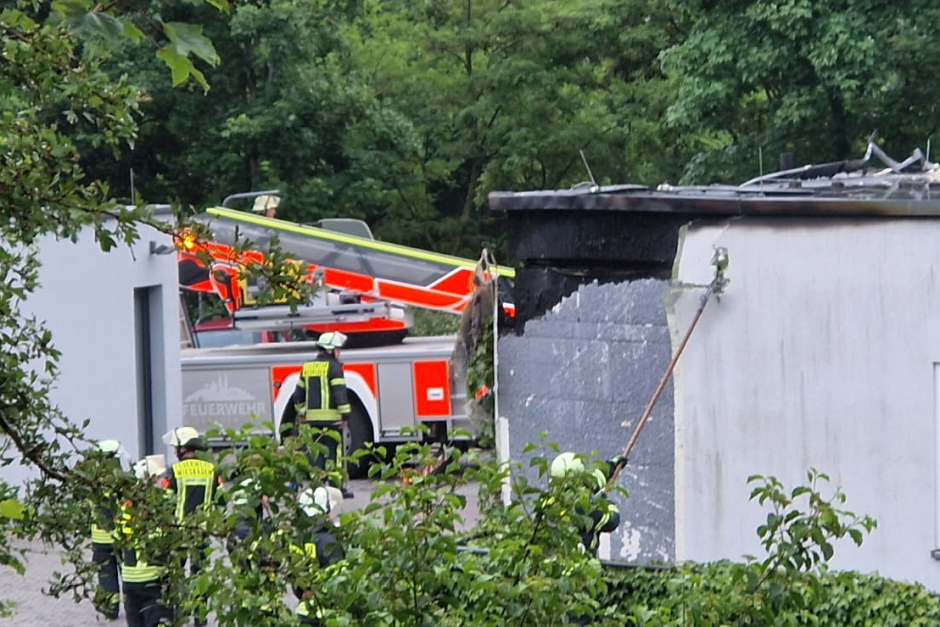 Eine Großküche stand am Sonntagmorgen in Wiesbaden-Biebrich in Flammen – der Vollbrand drohte sich rasend schnell auf das gesamte Gebäude auszubreiten. Nur durch den schnellen und massiven Einsatz der Wiesbadener Feuerwehr konnte ein Übergreifen auf benachbarte Gebäudeteile verhindert werden.