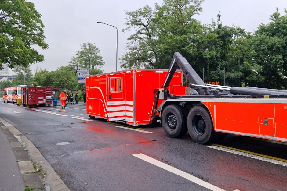 Eine Großküche stand am Sonntagmorgen in Wiesbaden-Biebrich in Flammen – der Vollbrand drohte sich rasend schnell auf das gesamte Gebäude auszubreiten. Nur durch den schnellen und massiven Einsatz der Wiesbadener Feuerwehr konnte ein Übergreifen auf benachbarte Gebäudeteile verhindert werden.
