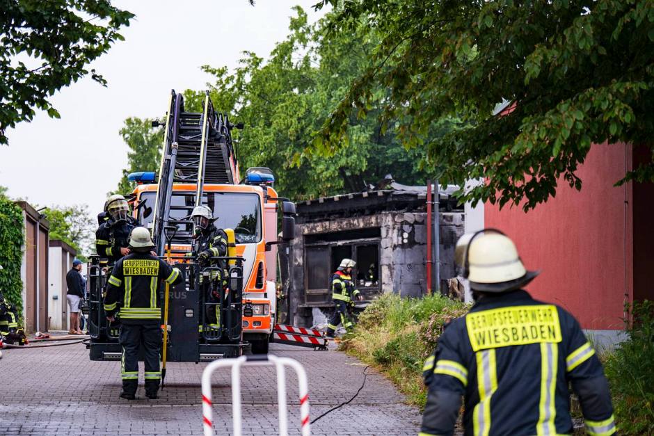 Eine Großküche stand am Sonntagmorgen in Wiesbaden-Biebrich in Flammen – der Vollbrand drohte sich rasend schnell auf das gesamte Gebäude auszubreiten. Nur durch den schnellen und massiven Einsatz der Wiesbadener Feuerwehr konnte ein Übergreifen auf benachbarte Gebäudeteile verhindert werden.