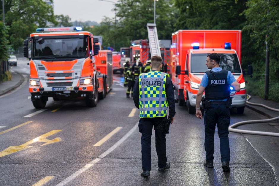Eine Großküche stand am Sonntagmorgen in Wiesbaden-Biebrich in Flammen – der Vollbrand drohte sich rasend schnell auf das gesamte Gebäude auszubreiten. Nur durch den schnellen und massiven Einsatz der Wiesbadener Feuerwehr konnte ein Übergreifen auf benachbarte Gebäudeteile verhindert werden.