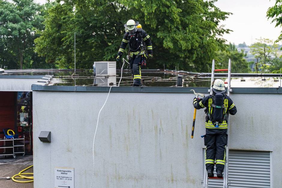 Eine Großküche stand am Sonntagmorgen in Wiesbaden-Biebrich in Flammen – der Vollbrand drohte sich rasend schnell auf das gesamte Gebäude auszubreiten. Nur durch den schnellen und massiven Einsatz der Wiesbadener Feuerwehr konnte ein Übergreifen auf benachbarte Gebäudeteile verhindert werden.