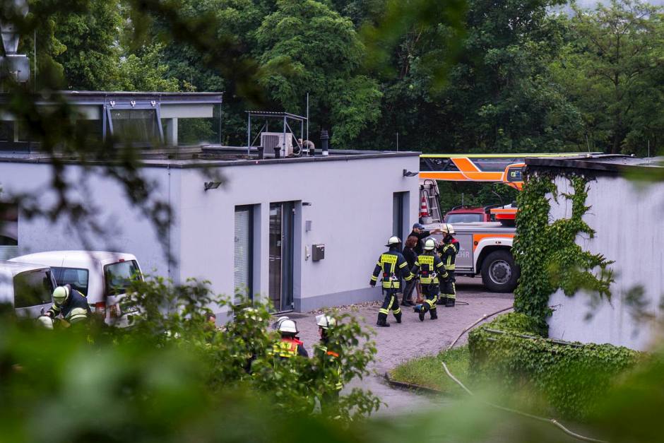 Eine Großküche stand am Sonntagmorgen in Wiesbaden-Biebrich in Flammen – der Vollbrand drohte sich rasend schnell auf das gesamte Gebäude auszubreiten. Nur durch den schnellen und massiven Einsatz der Wiesbadener Feuerwehr konnte ein Übergreifen auf benachbarte Gebäudeteile verhindert werden.