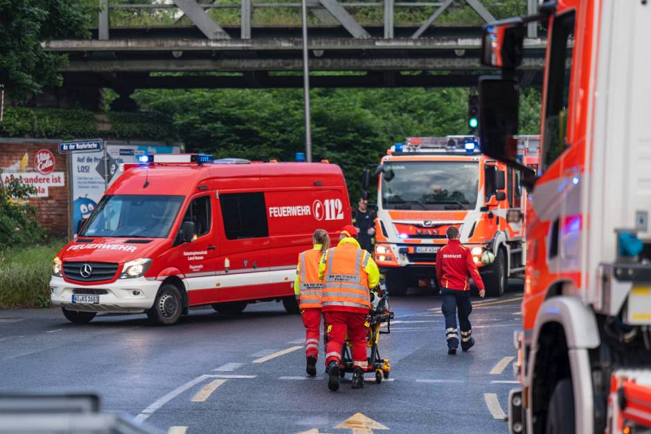 Eine Großküche stand am Sonntagmorgen in Wiesbaden-Biebrich in Flammen – der Vollbrand drohte sich rasend schnell auf das gesamte Gebäude auszubreiten. Nur durch den schnellen und massiven Einsatz der Wiesbadener Feuerwehr konnte ein Übergreifen auf benachbarte Gebäudeteile verhindert werden.
