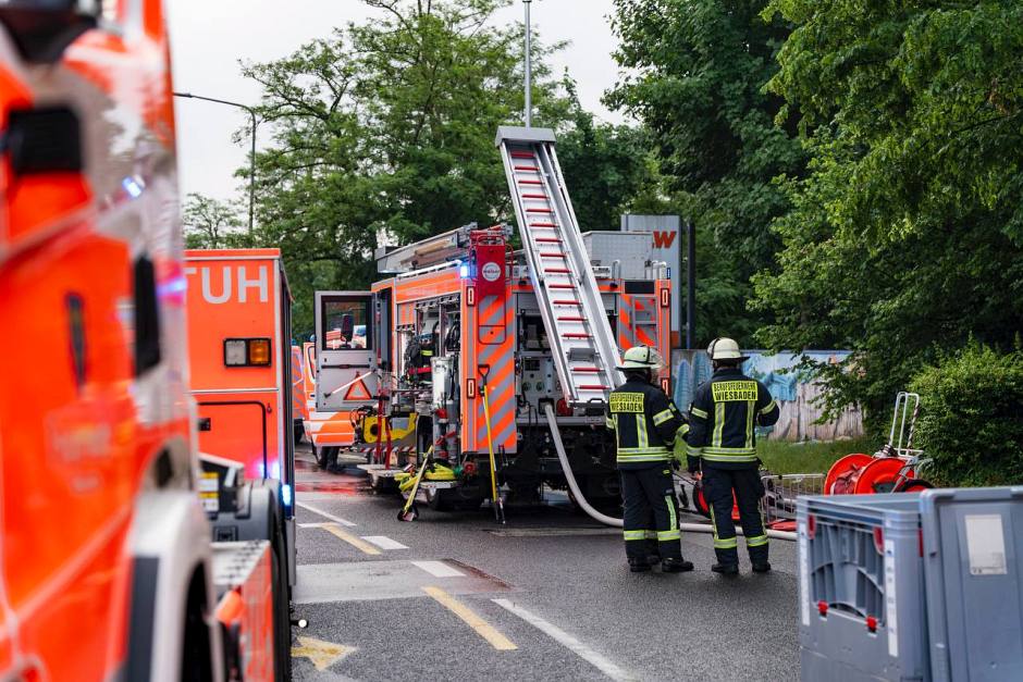 Eine Großküche stand am Sonntagmorgen in Wiesbaden-Biebrich in Flammen – der Vollbrand drohte sich rasend schnell auf das gesamte Gebäude auszubreiten. Nur durch den schnellen und massiven Einsatz der Wiesbadener Feuerwehr konnte ein Übergreifen auf benachbarte Gebäudeteile verhindert werden.