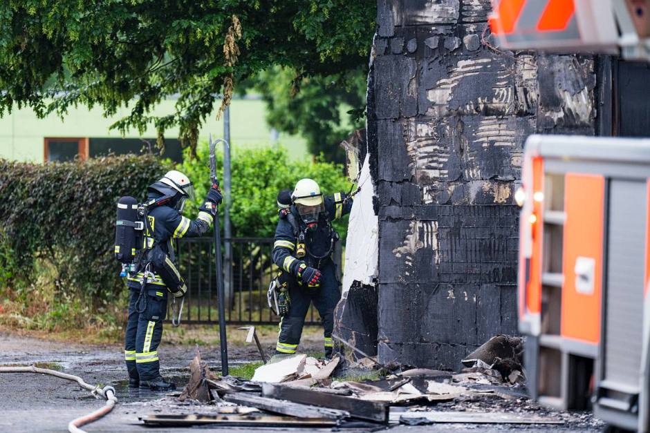 Eine Großküche stand am Sonntagmorgen in Wiesbaden-Biebrich in Flammen – der Vollbrand drohte sich rasend schnell auf das gesamte Gebäude auszubreiten. Nur durch den schnellen und massiven Einsatz der Wiesbadener Feuerwehr konnte ein Übergreifen auf benachbarte Gebäudeteile verhindert werden.