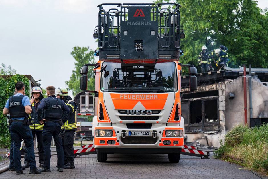 Eine Großküche stand am Sonntagmorgen in Wiesbaden-Biebrich in Flammen – der Vollbrand drohte sich rasend schnell auf das gesamte Gebäude auszubreiten. Nur durch den schnellen und massiven Einsatz der Wiesbadener Feuerwehr konnte ein Übergreifen auf benachbarte Gebäudeteile verhindert werden.