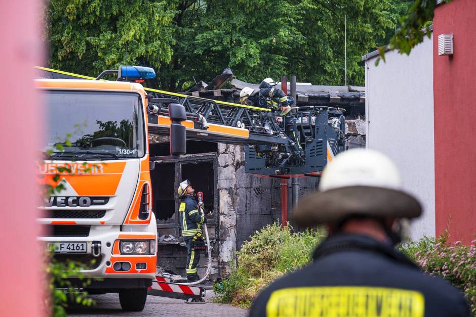 Eine Großküche stand am Sonntagmorgen in Wiesbaden-Biebrich in Flammen – der Vollbrand drohte sich rasend schnell auf das gesamte Gebäude auszubreiten. Nur durch den schnellen und massiven Einsatz der Wiesbadener Feuerwehr konnte ein Übergreifen auf benachbarte Gebäudeteile verhindert werden.