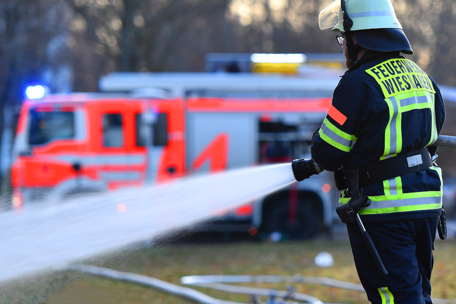 Brennende Großraummülltonne, am Montagabend in Wiesbaden. Die Feuerwehr löschte die Flammen.