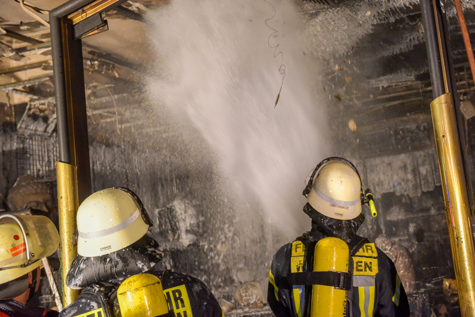 Kellerbrand in Altenwohnanlage in Wiesbaden-Klarenthal am Donnerstagabend. Großeinsatz der Feuerwehr verhindert Schlimmeres. Bewohner bleiben unverletzt – Löschmaßnahmen dauerten mehrere Stunden an