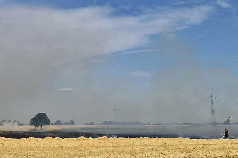Feuerwalze bei Wiesbaden: Großbrand zwischen Erbenheim und Kastel wütet über 75.000 Quadratmeter.