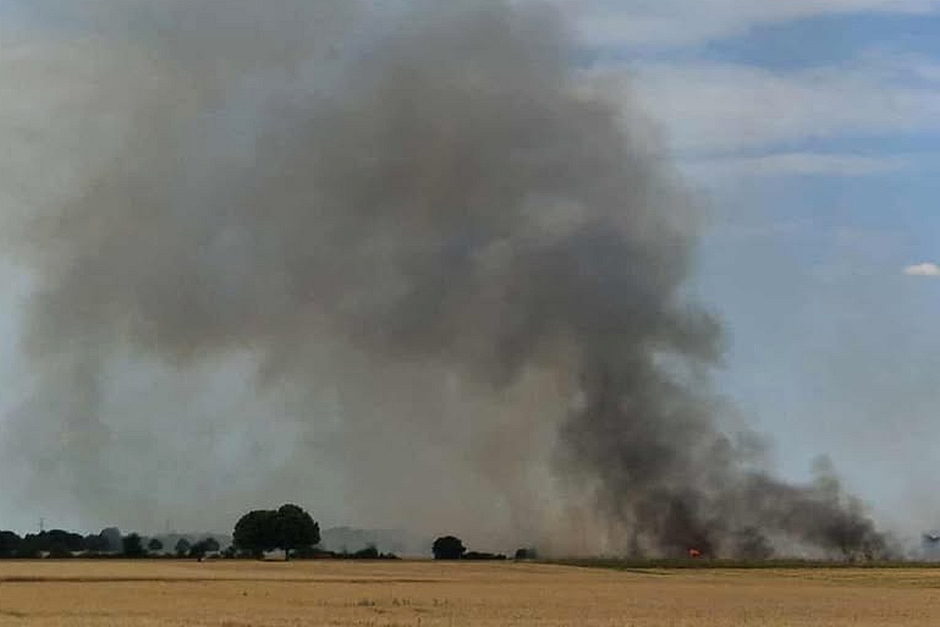 Feuerwalze bei Wiesbaden: Großbrand zwischen Erbenheim und Kastel wütet über 75.000 Quadratmeter.