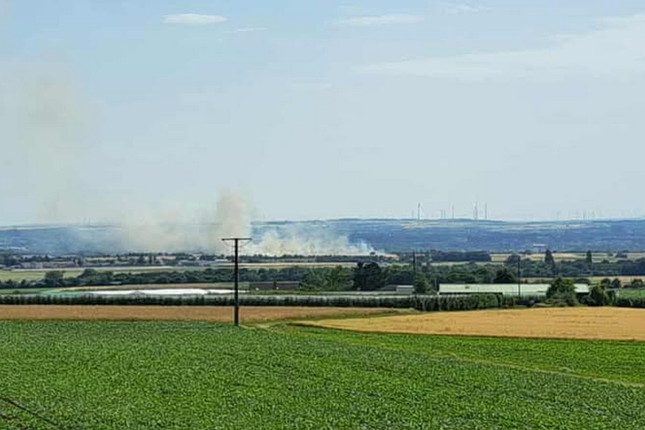 Feuerwalze bei Wiesbaden: Großbrand zwischen Erbenheim und Kastel wütet über 75.000 Quadratmeter.
