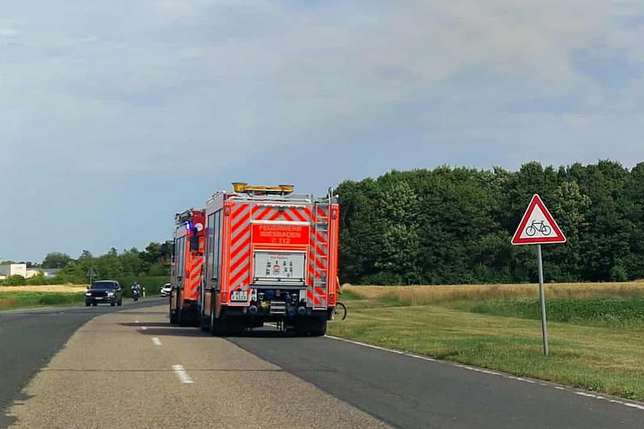Feuerwalze bei Wiesbaden: Großbrand zwischen Erbenheim und Kastel wütet über 75.000 Quadratmeter.