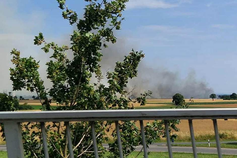 Feuerwalze bei Wiesbaden: Großbrand zwischen Erbenheim und Kastel wütet über 75.000 Quadratmeter.