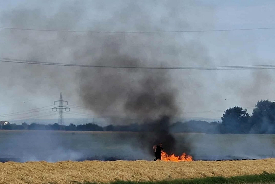 Feuerwalze bei Wiesbaden: Großbrand zwischen Erbenheim und Kastel wütet über 75.000 Quadratmeter.