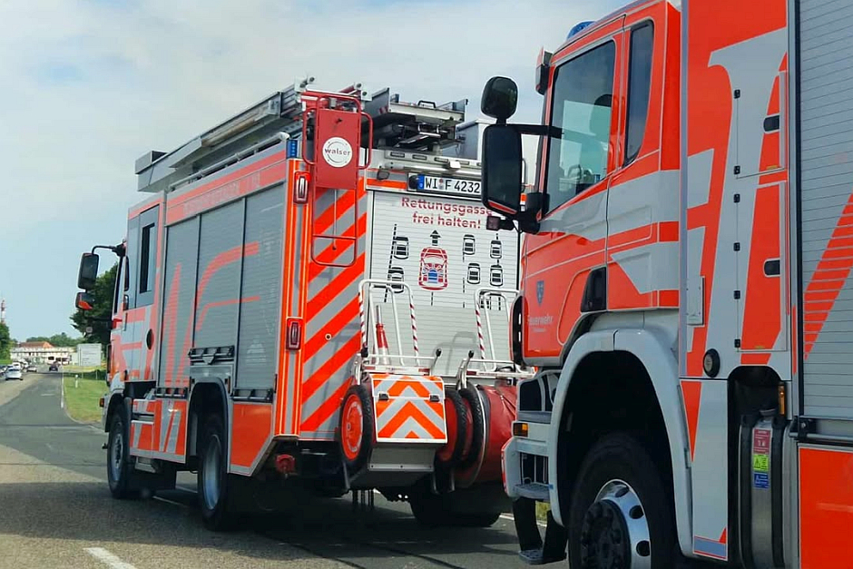 Feuerwalze bei Wiesbaden: Großbrand zwischen Erbenheim und Kastel wütet über 75.000 Quadratmeter.