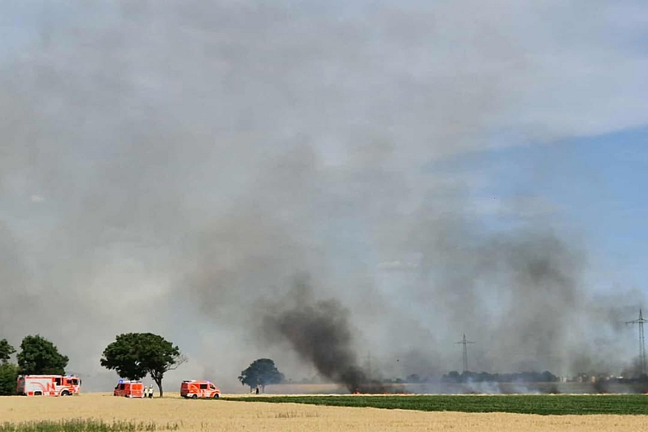 Feuerwalze bei Wiesbaden: Großbrand zwischen Erbenheim und Kastel wütet über 75.000 Quadratmeter.