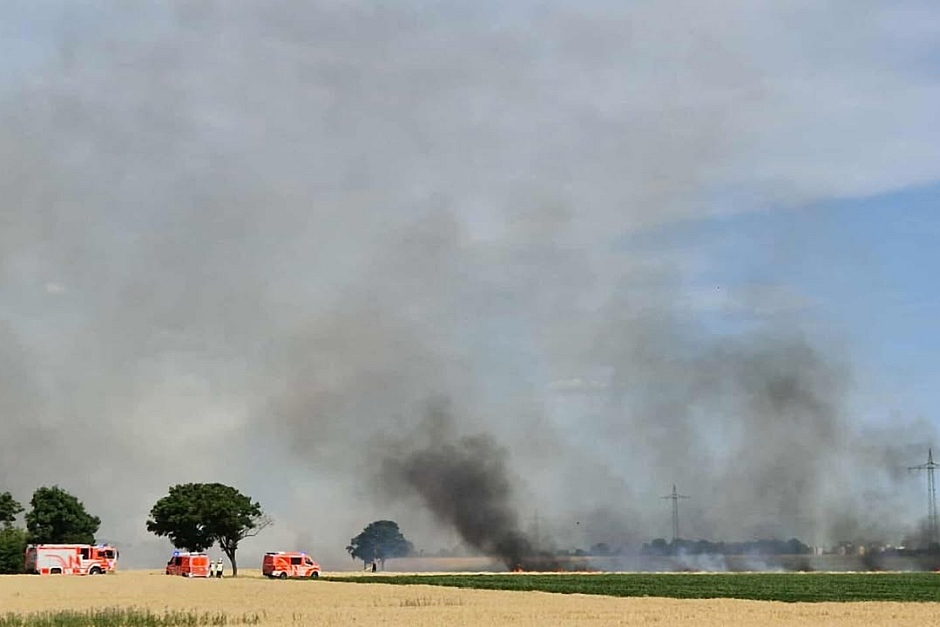 Feuerwalze bei Wiesbaden: Großbrand zwischen Erbenheim und Kastel wütet über 75.000 Quadratmeter