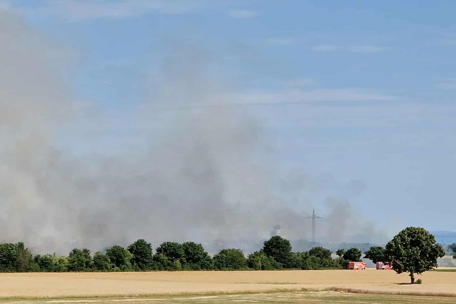 Feuerwalze bei Wiesbaden: Großbrand zwischen Erbenheim und Kastel wütet über 75.000 Quadratmeter