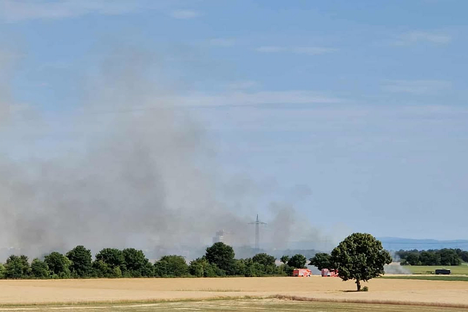 Feuerwalze bei Wiesbaden: Großbrand zwischen Erbenheim und Kastel wütet über 75.000 Quadratmeter