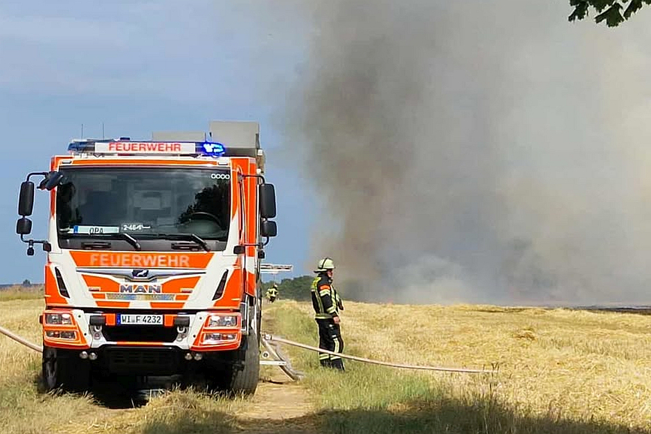 Feuerwalze bei Wiesbaden: Großbrand zwischen Erbenheim und Kastel wütet über 75.000 Quadratmeter