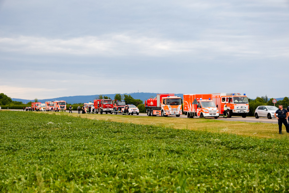Feuerwalze bei Wiesbaden: Großbrand zwischen Erbenheim und Kastel wütet über 75.000 Quadratmeter.
