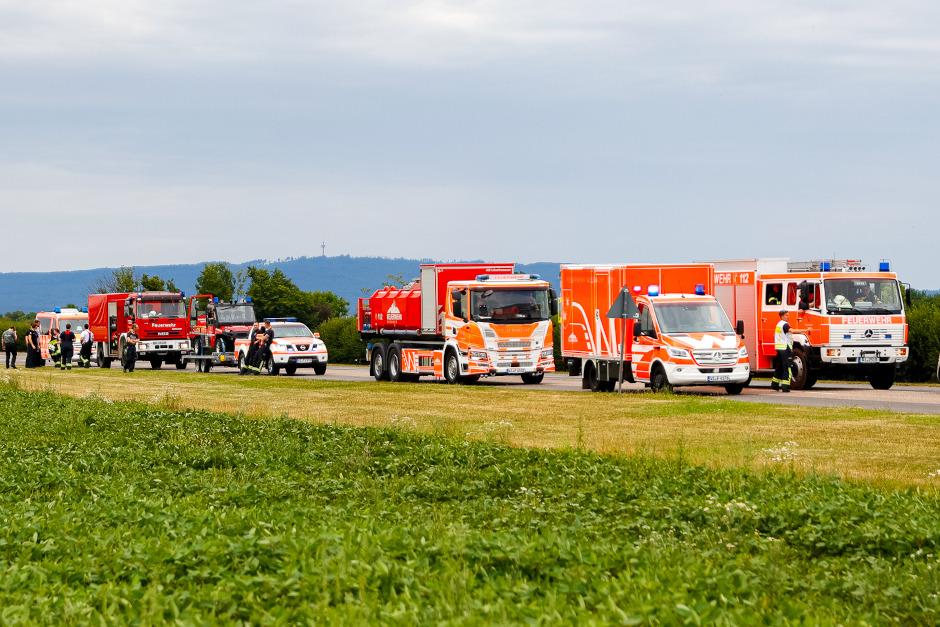 Feuerwalze bei Wiesbaden: Großbrand zwischen Erbenheim und Kastel wütet über 75.000 Quadratmeter.