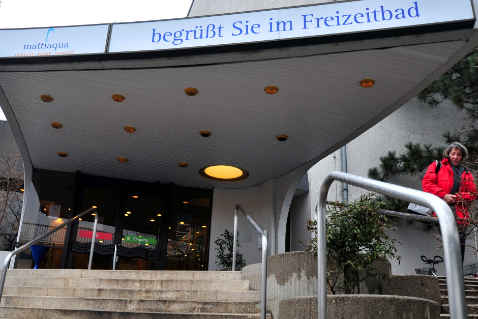 Sommersaison mit Kompromiss: Freizeitbad Mainzer Straße in Wiesbaden schränkt Öffnungszeiten ein.