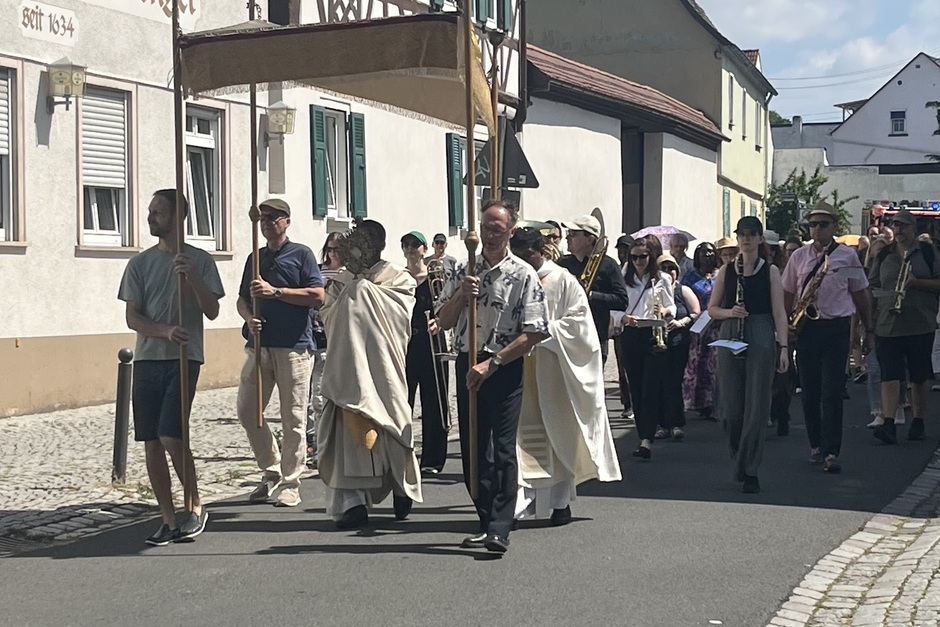 In den Wiesbadener Stadtteilen Sonnenberg und Erbenheim fanden die Fronleichnamsfeierlichkeiten der St. Birgid Gemeinde statt.
