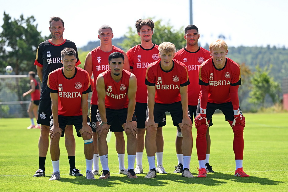 Neuzugänge beim SV Wehen Wiesbaden (von links) Robin Kalem, Niklas May, Milad Nejad, Donny Bogicevic, Tim Neubert, Simon Stehle und Finn Ludwig. Mit auf dem Foto SVWW-Cheftrainer Nils Döring