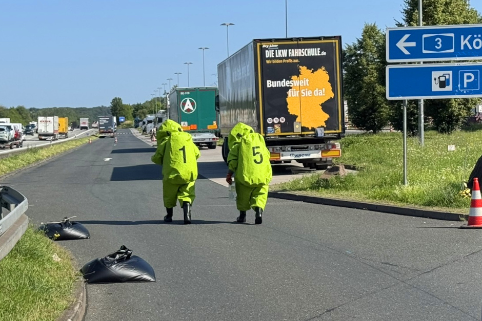 Feuerwehreinsatz in Wiesbaden. Gefahrstoffaustritt aus Sattelauflieger auf der Raststätte Medenbach am Donnerstag.