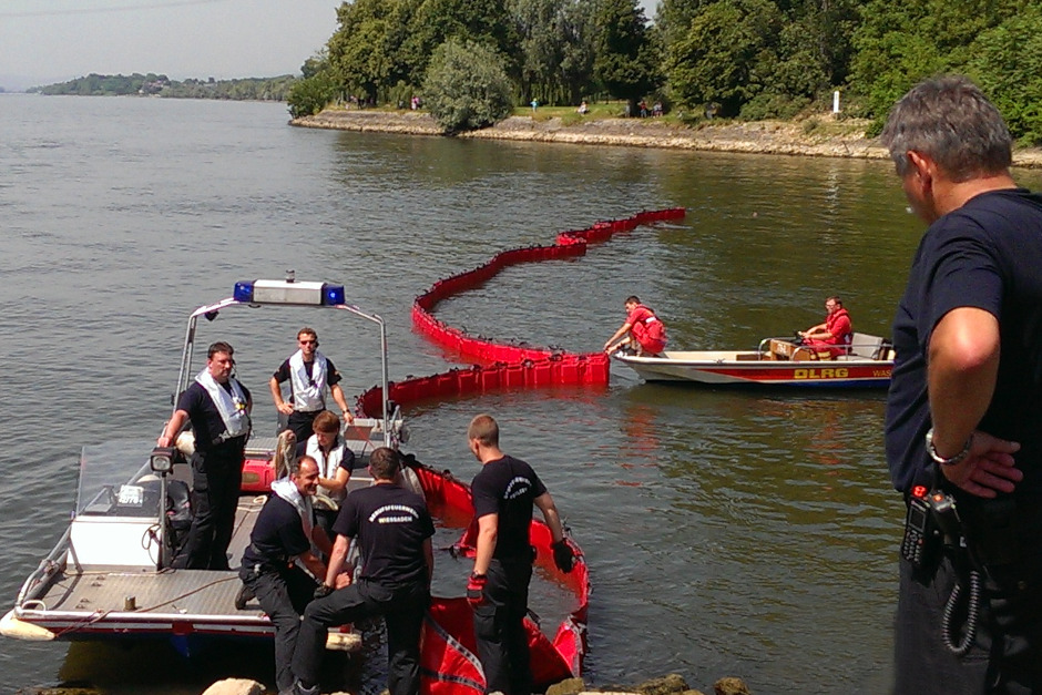 Eine Gewässerverunreinigung hat am Dienstagabend, 17. Juni, den Wasserverkehr auf der Lache in Mainz-Kostheim lahmgelegt. Die Feuerwehr reagierte schnell – der Bereich bleibt vorerst gesperrt.