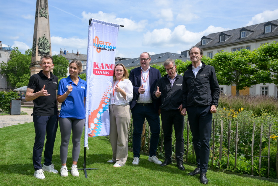 Daumen hoch für das große Laufsport-Wochenende am 27./28. Juni in Wiesbaden. V.l. Kai Walter (Ausrichter WEC GmbH), Sophia Kolodziej (WEC GmbH), Anita Jäger (Ikano Bank), Philipp Siebert (Ikano Bank), Dr. Tilo Nemuth (stv. Vorsitzender Sporthilfe), Dr. Andreas Fillmann (stv. Vorsitzender Sporthilfe)