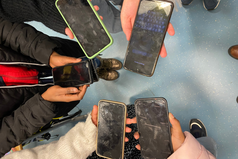 In Wiesbaden wurde bekannt gegeben, dass ab dem kommenden Schuljahr ein Handyverbot an allen hessischen Schulen eingeführt wird.