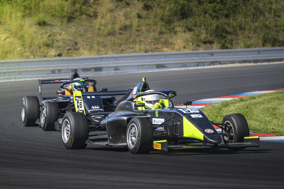 Der Wiesbadener Nachwuchsrennfahrer Jacob Trost bekommt die rare Chance auf ein Cockpit in einem Formel 4 – Boliden.