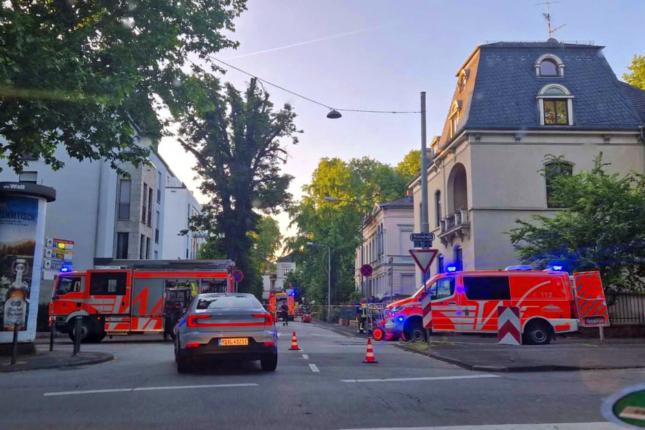 Aufwendiger Einsatz nach Kellerbrand in der Mainzer Straße am Mittwochabend in Wiesbaden.
