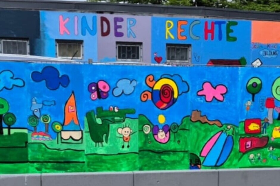 In der Siedlung Sauerland in Wiesbaden-Biebrich macht ein neuer Kunst-Ort Kinderrechte sichtbar.