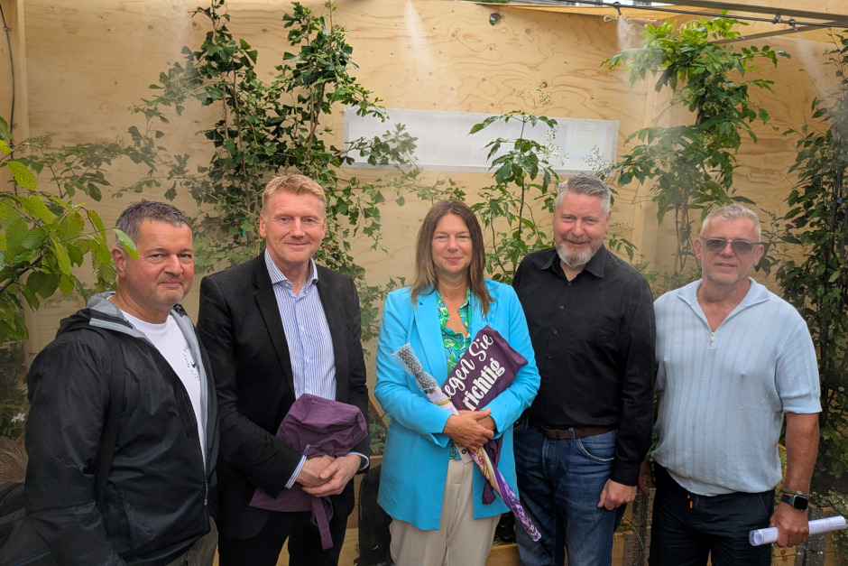 Cool bleiben in der Hitze: Wiesbadens “Klima-Kiste“ bringt frischen Wind auf den Kochbrunnenplatz. Die Stadt eröffnete am Freitag, 27. Juni, eine grüne Erlebnis-Oase mitten in der City – mit Pflanzen, Sprühnebel und Wissen rund ums Stadtklima.