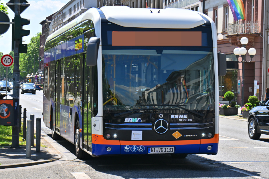 Entspannt zum Pferdesport-Highlight: Mit Bus und Shuttle zum PfingstTurnier nach Wiesbaden-Biebrich.