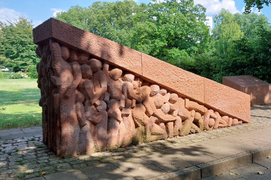 Das Wiesbadener Mahnmal für deportierte Sinti und Roma wird vorübergehend eingelagert.