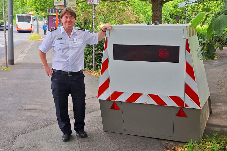Geschwindigkeitsüberwachung mit neuen Messanhänger in Wiesbaden.