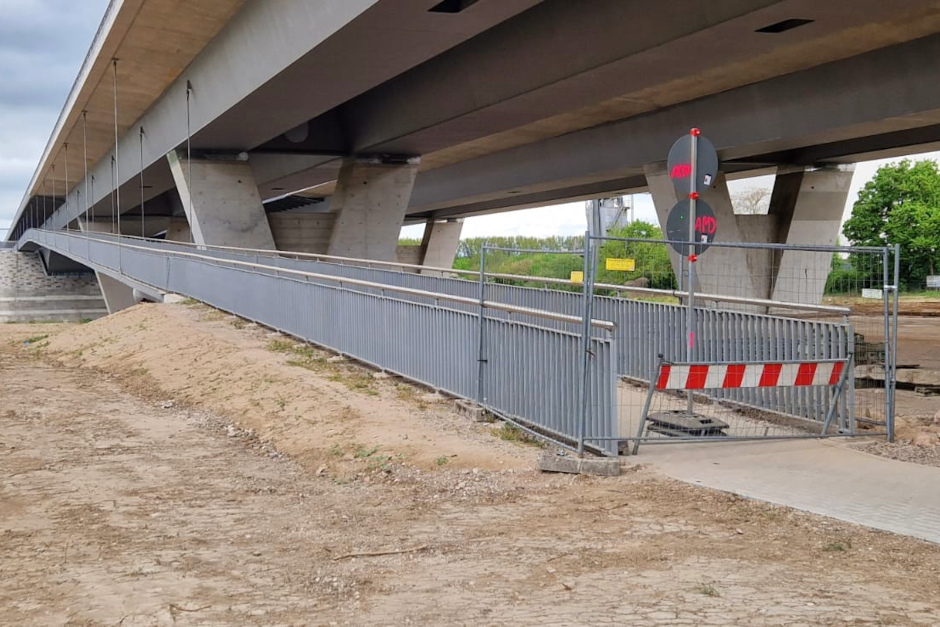 Sabotage auf der Schiersteiner Brücke: Vandalismus verzögert Radweg-Eröffnung auf unbestimmte Zeit.